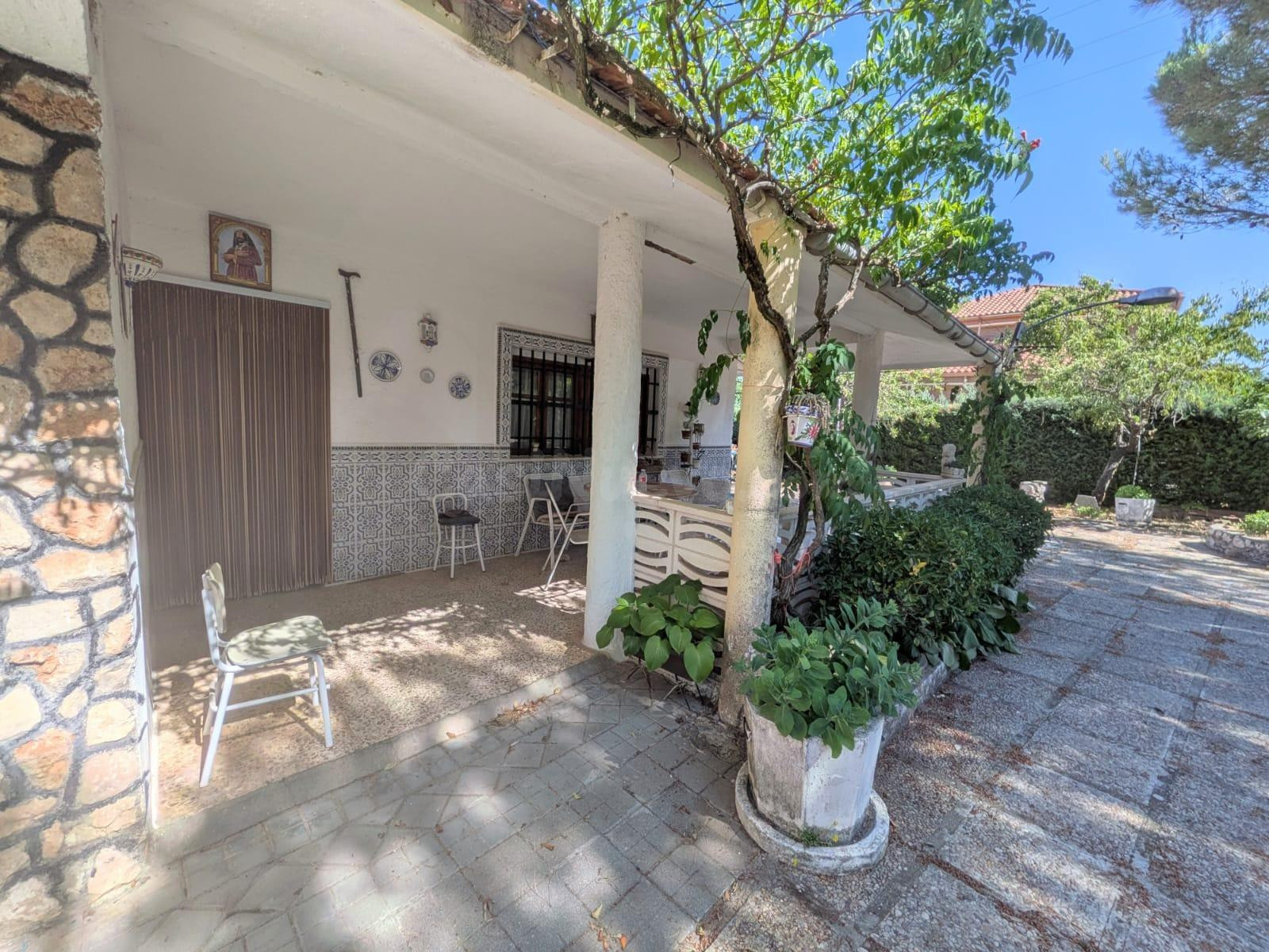 Chalet Independiente con Piscina y gran Parcela en Pioz