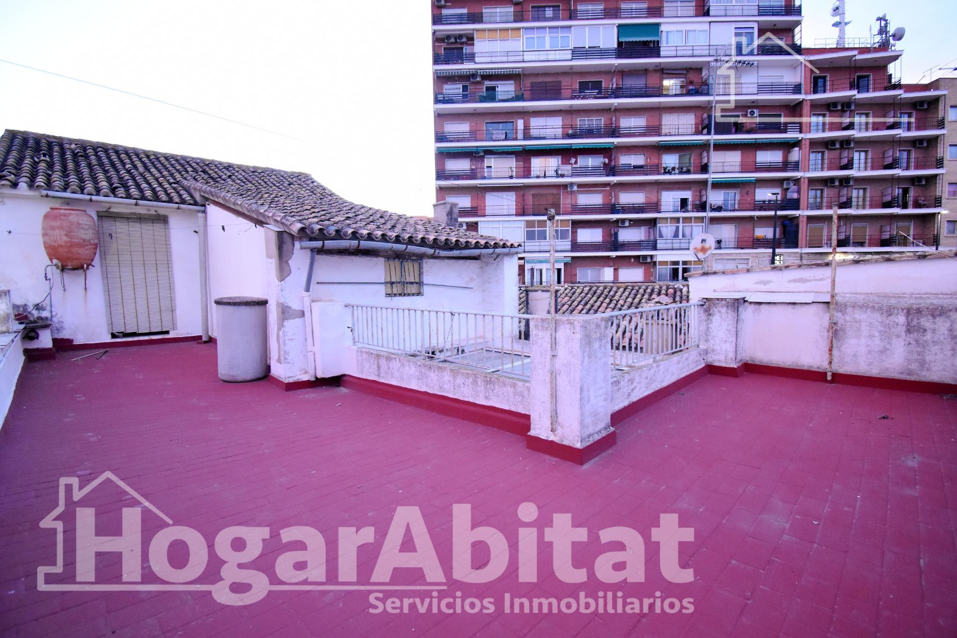 AMPLIA CASA DE PUEBLO CON TERRAZA, BALCÓN Y TRASTERO