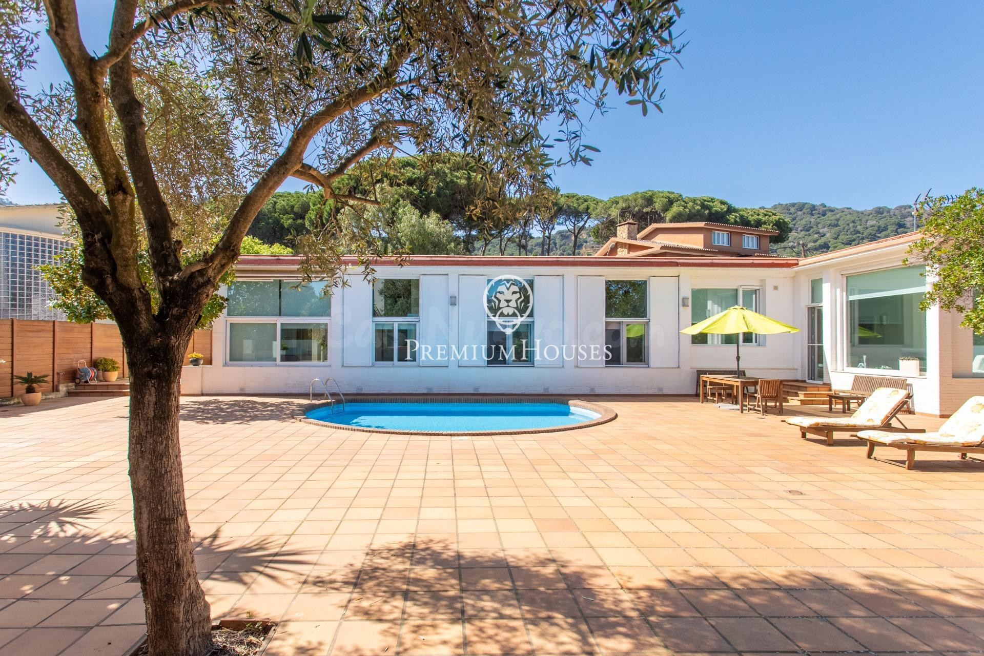 Exclusiva casa en una planta con piscina y gran privacidad e