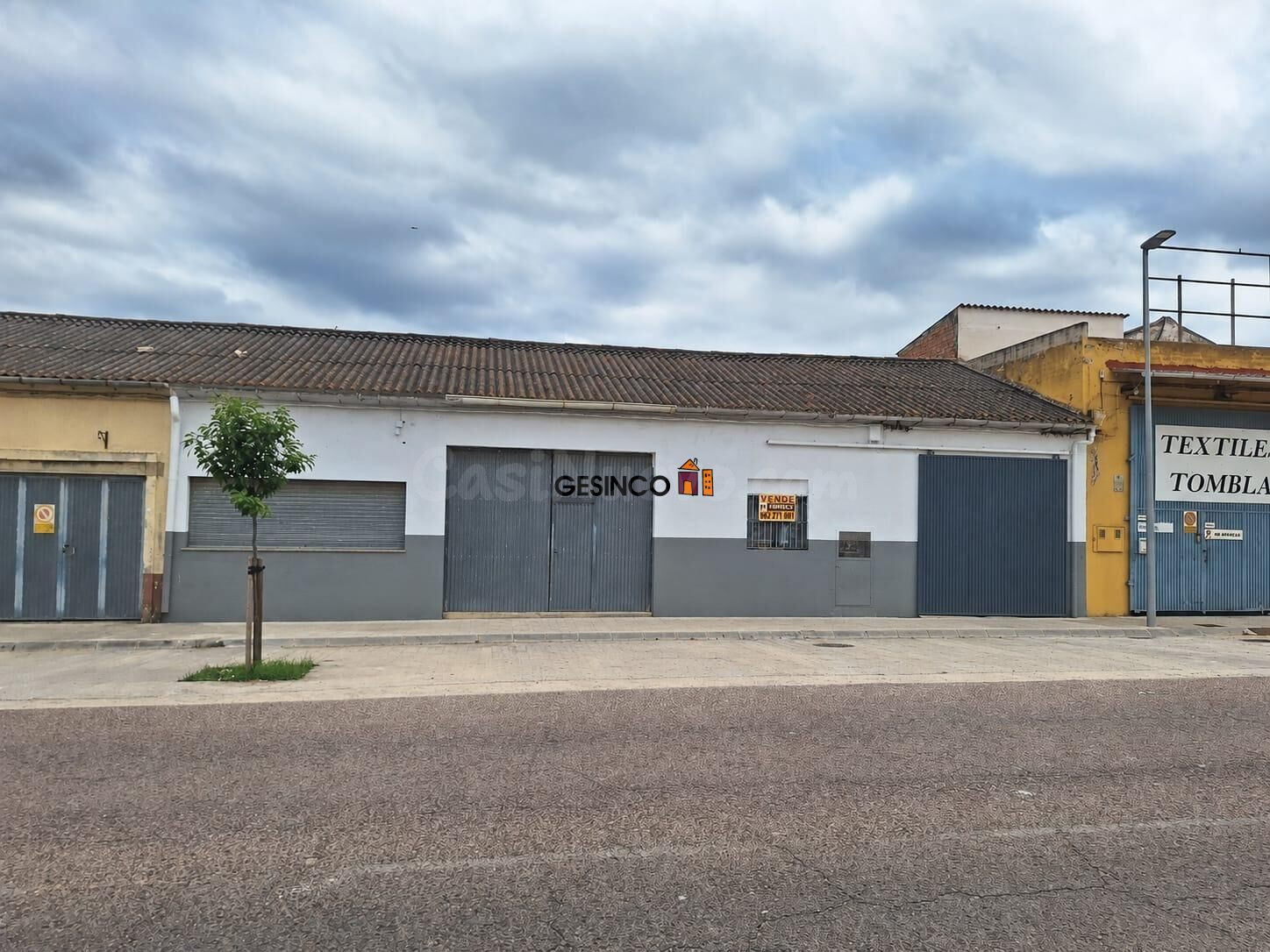 NAVE DIÁFANA CON PATIO EN LA LLOSA DE RANES