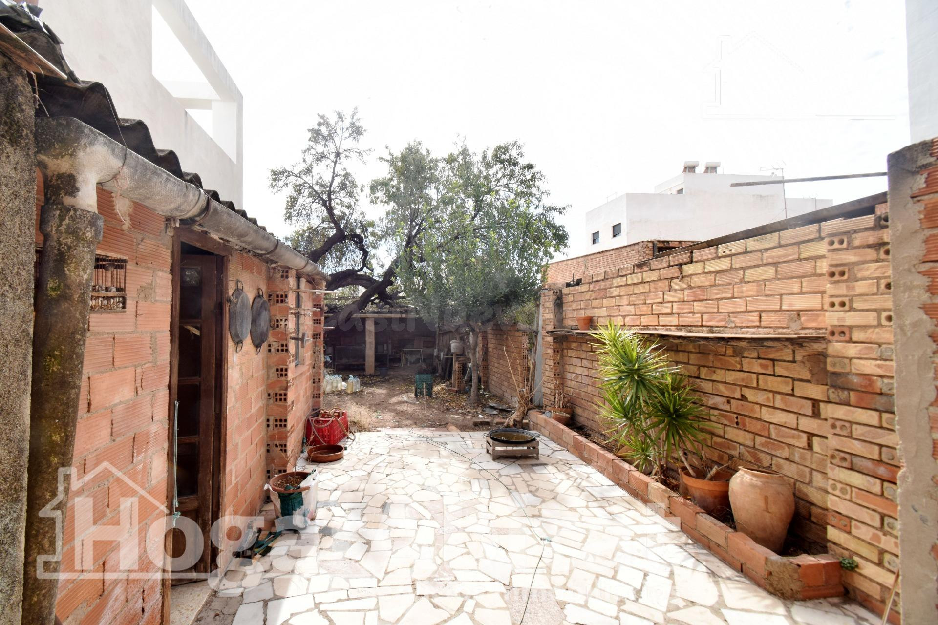 ¡OPORTUNIDAD ÚNICA! AMPLIA CASA PARA REFORMAR CON PATIO Y TR - foto 2
