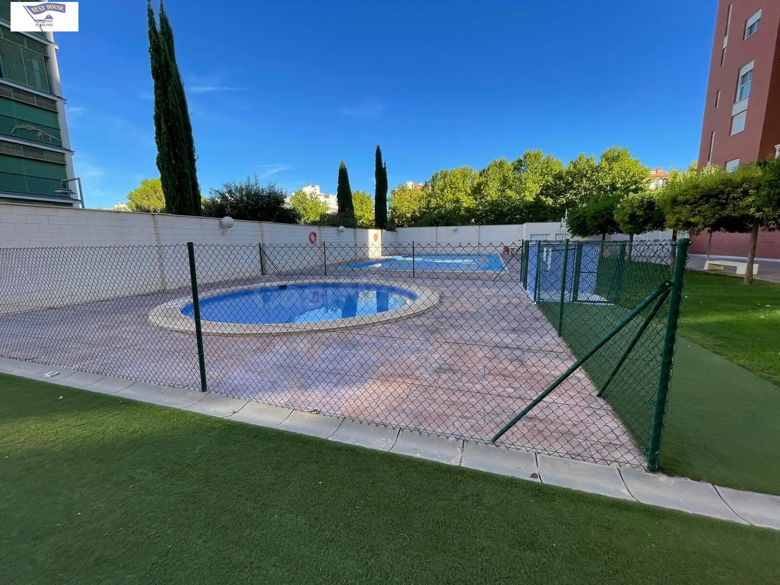 PISO CON GARAJE, TRASTERO Y PISCINA EN URBANIZACIÓN PRIVADA  - foto 3