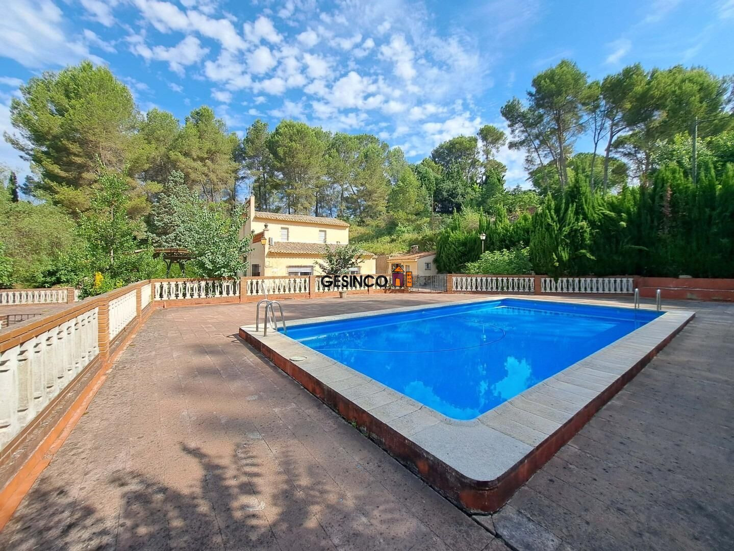 CHALET SOBRE PARCELA URBANA CON PISCINA