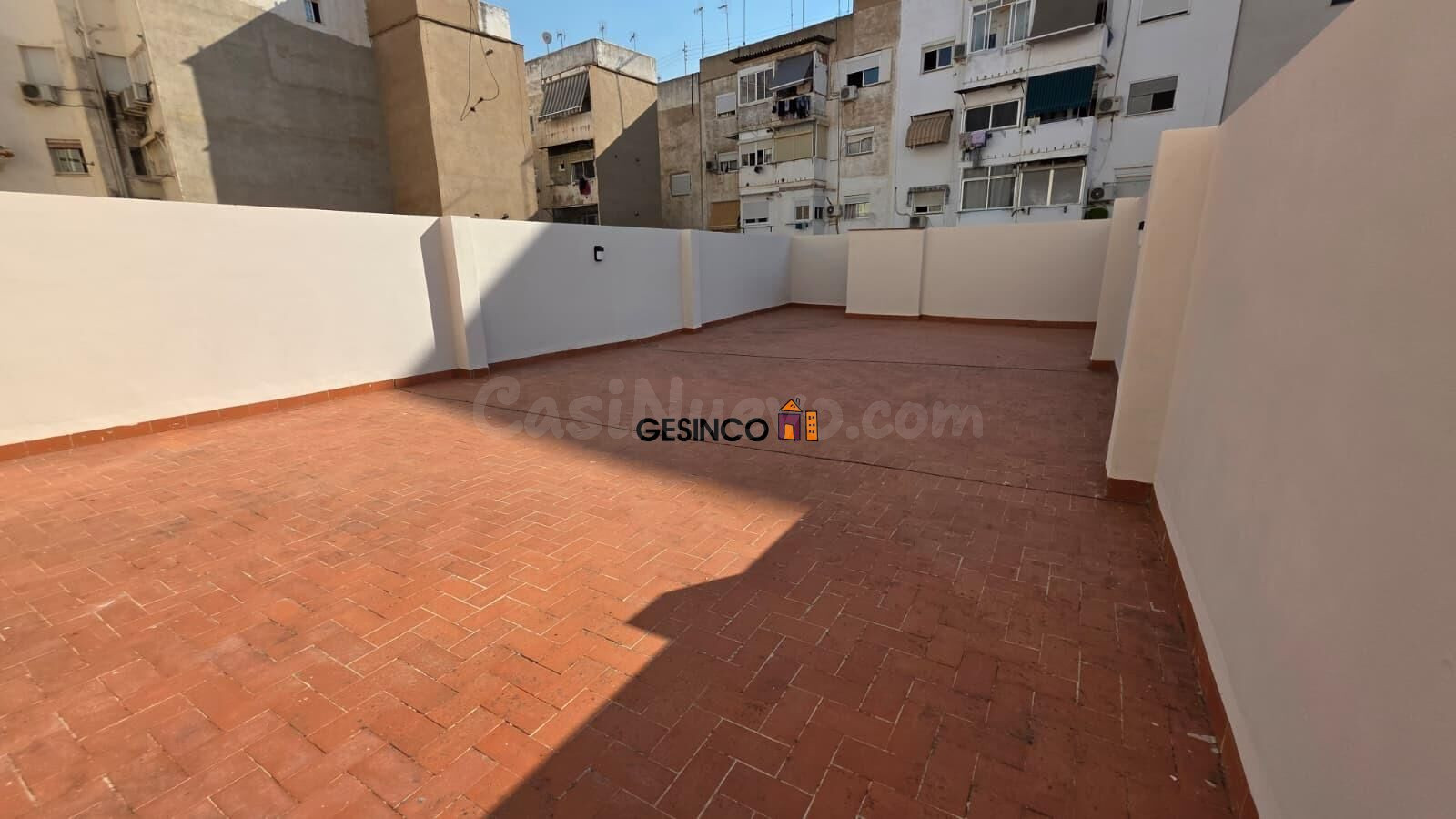 PISO SIN AMUEBLAR CON EXCELENTE TERRAZA EN ALQUILER