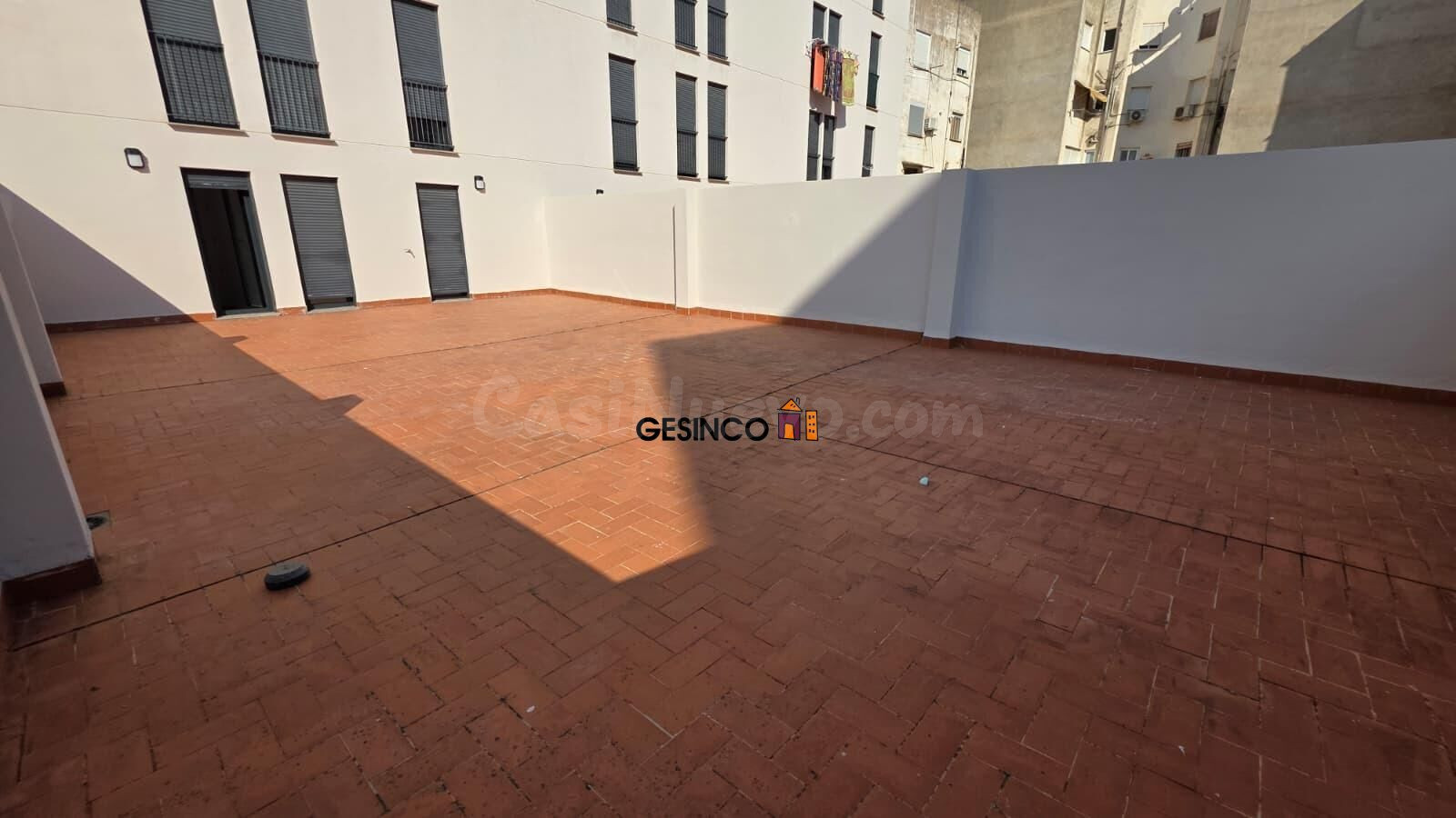 EXCELENTE VIVIENDA SIN AMUEBLAR CON TERRAZA
