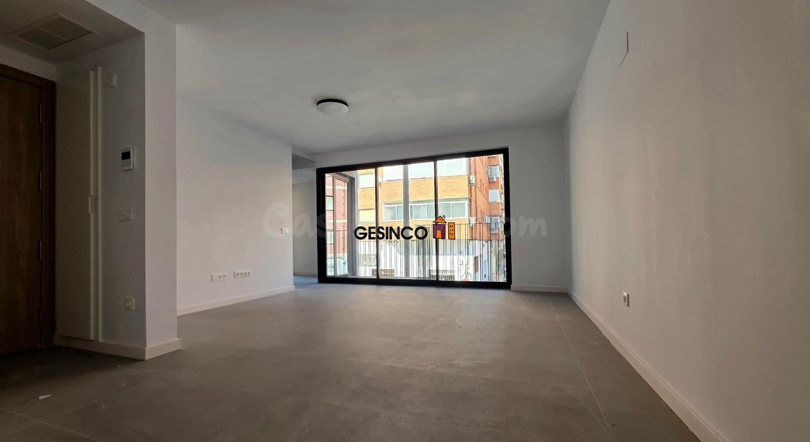 EXCELENTE VIVIENDA SIN AMUEBLAR CON TERRAZA - foto 2