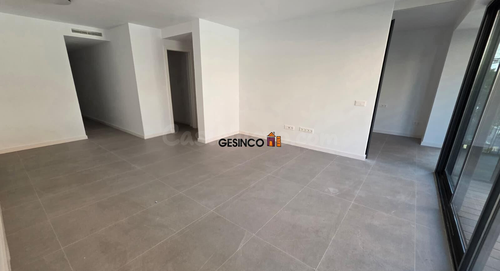 EXCELENTE VIVIENDA SIN AMUEBLAR CON TERRAZA - foto 3