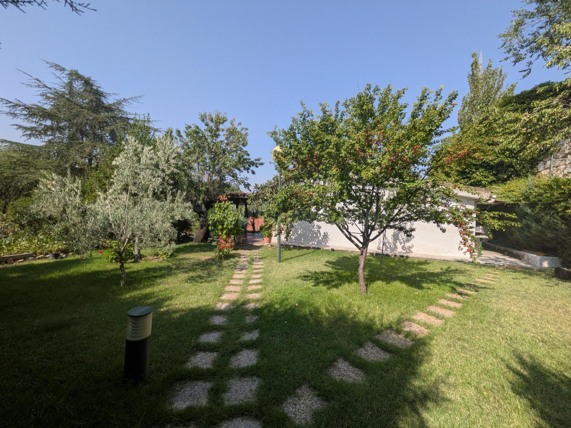 VENTA CHALET PAREADO VILLALBILLA - foto 2