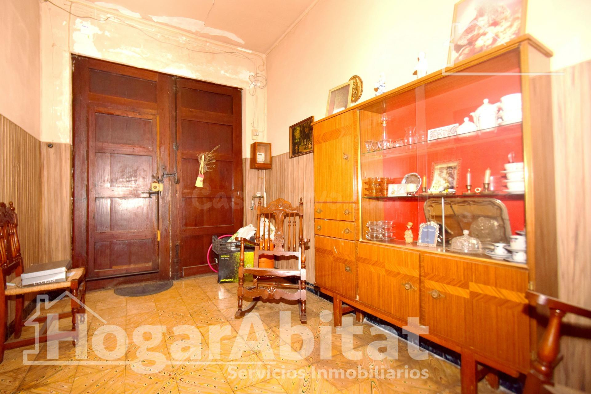 ¡OPORTUNIDAD ÚNICA! AMPLIA CASA PARA REFORMAR CON PATIO Y TR - foto 2