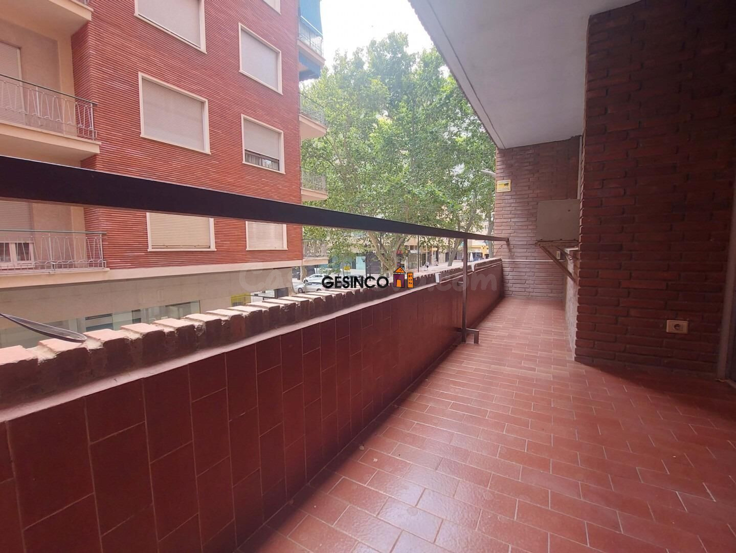 PISO EN PRIMERA PLANTA CON PATIO Y BALCÓN. CÉNTRICO!!