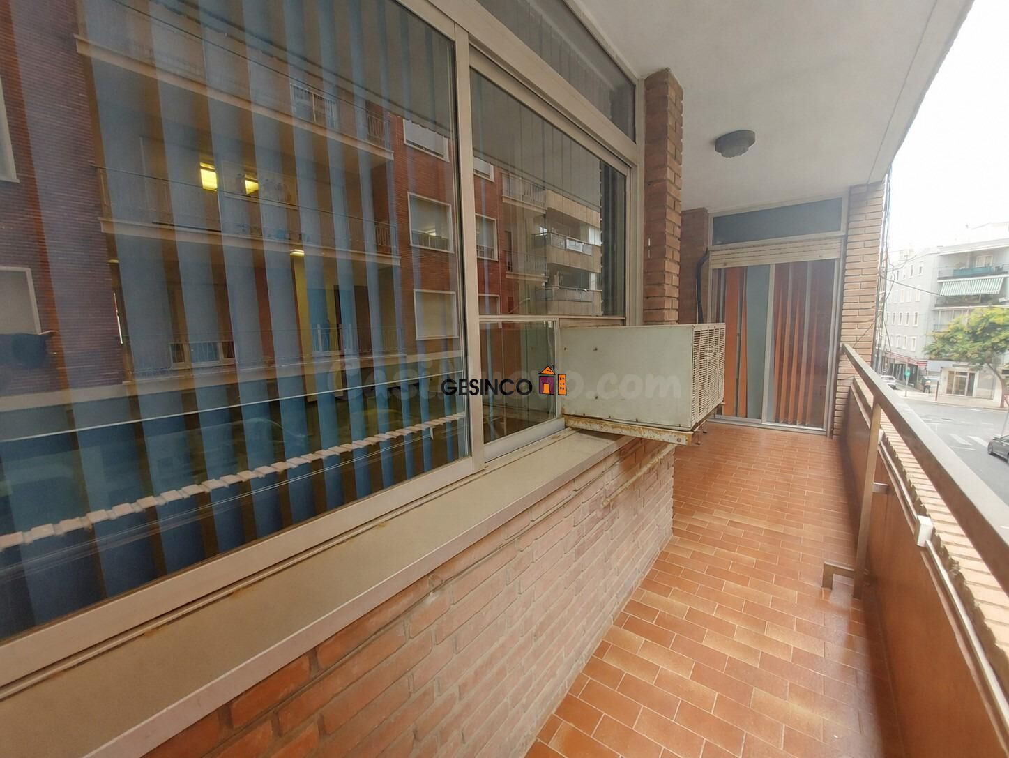 PISO EN PRIMERA PLANTA CON PATIO Y BALCÓN. CÉNTRICO!! - foto 2