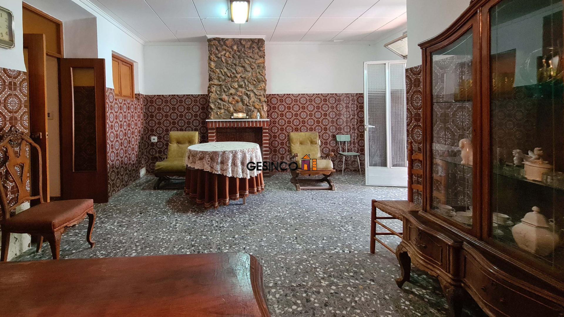 CASA CON PATIO Y TERRAZA EN VENTA EN AIELO DE MALFERIT - foto 3