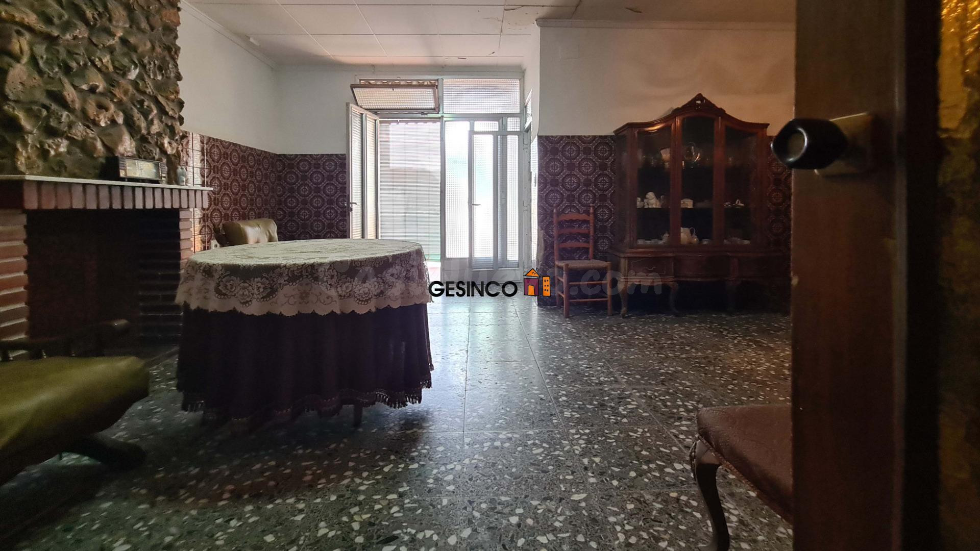 CASA CON PATIO Y TERRAZA EN VENTA EN AIELO DE MALFERIT - foto 4