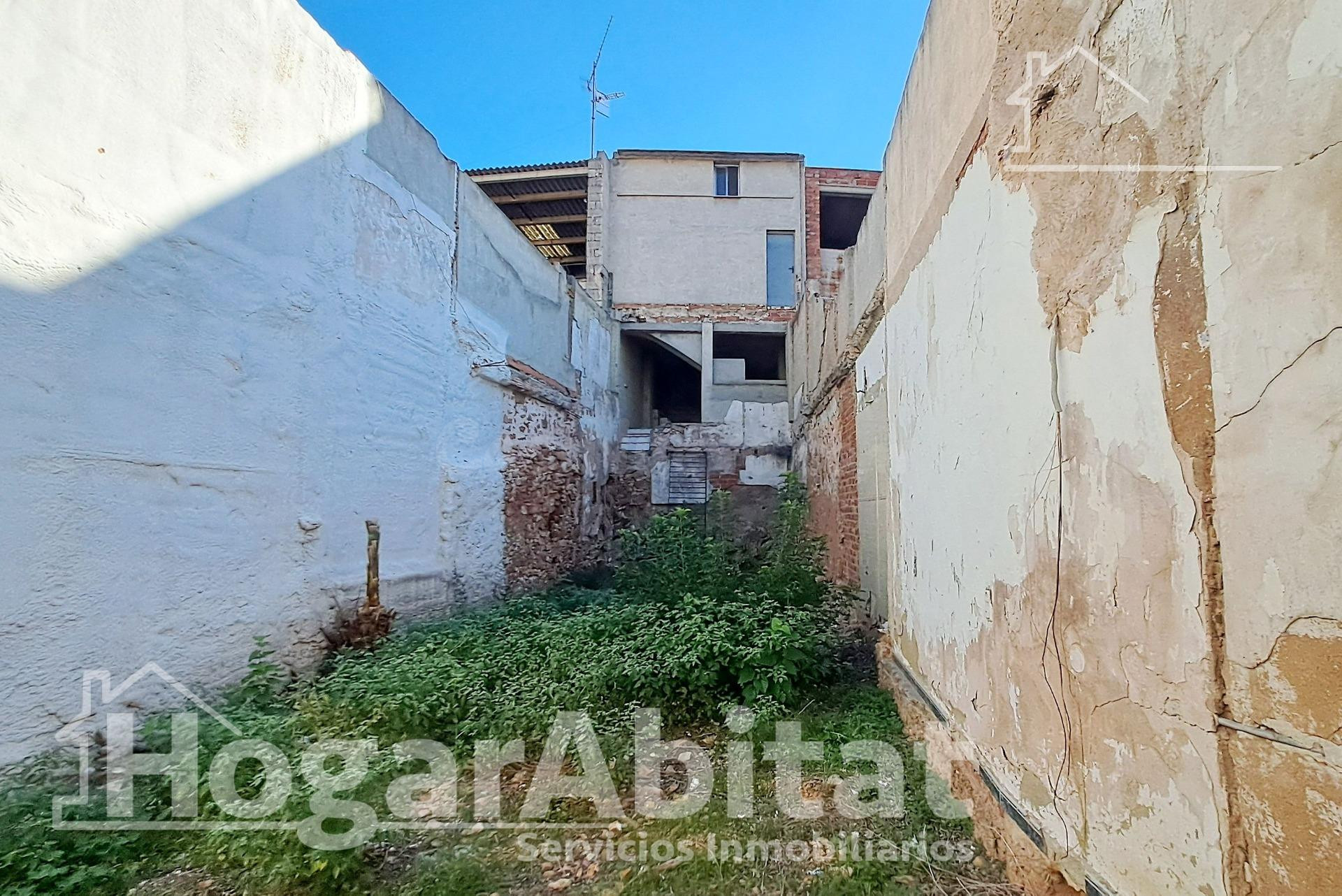 ¡OPORTUNIDAD INCREÍBLE! TERRENO URBANO AMPLIO Y CON COCHERA