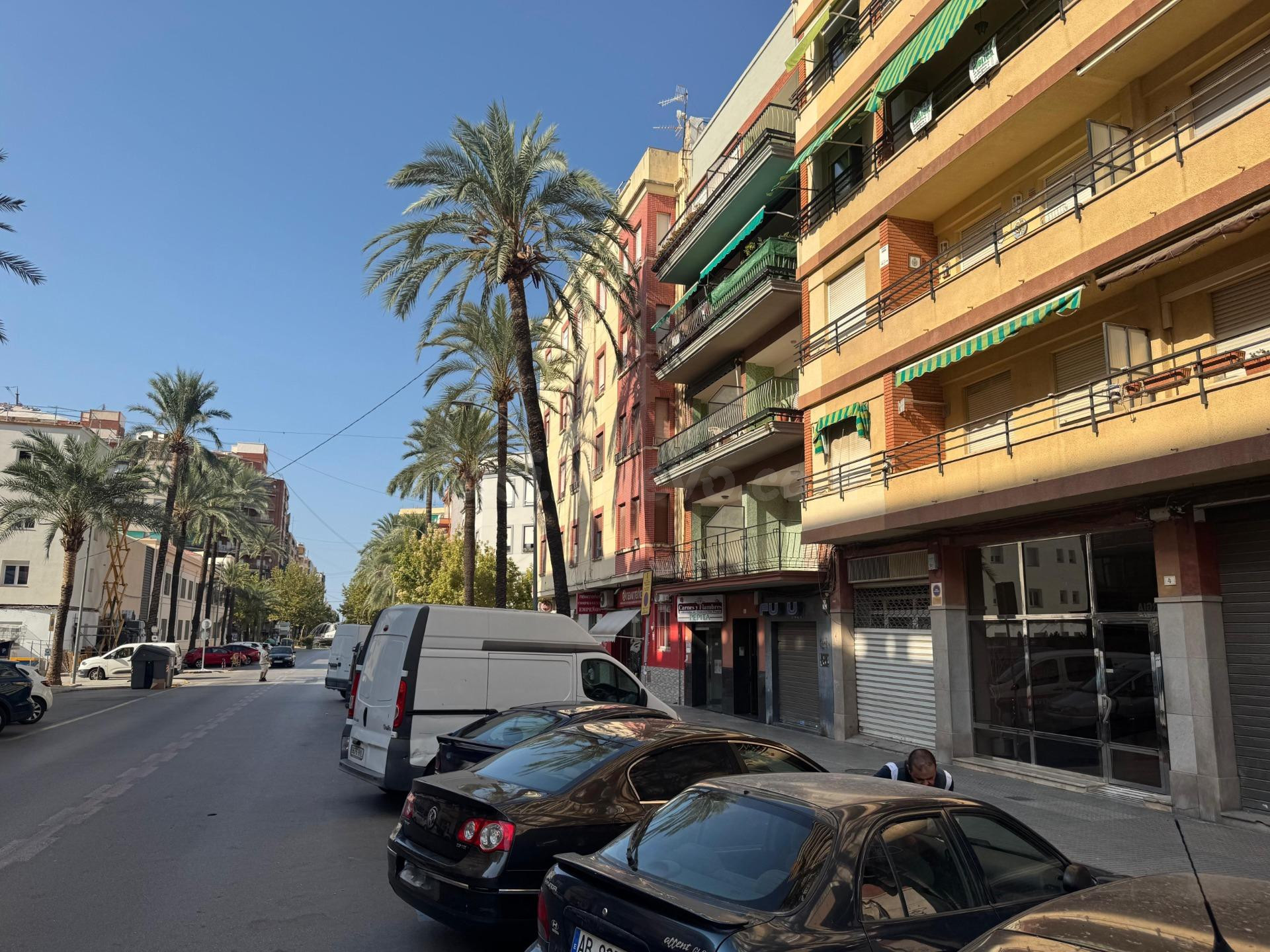 Gran local comercial de 500 m2 con doble acceso y excelente  - foto 2