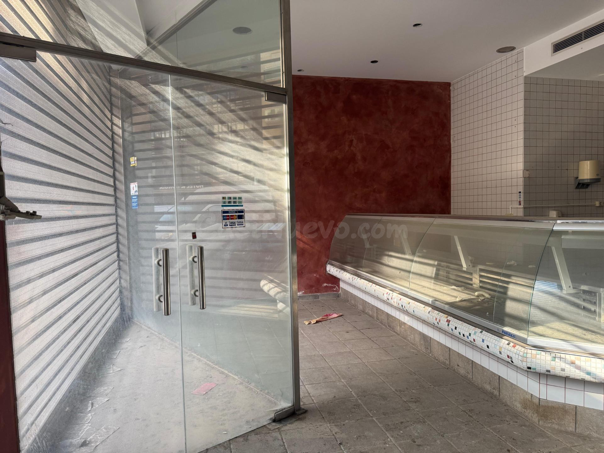 Gran local comercial de 500 m2 con doble acceso y excelente  - foto 3