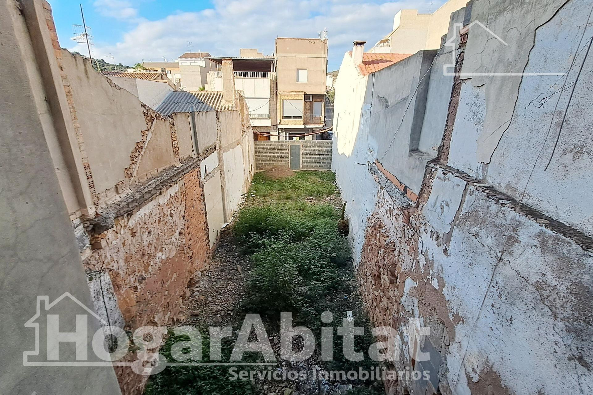 ¡OPORTUNIDAD INCREÍBLE! TERRENO URBANO AMPLIO Y CON COCHERA