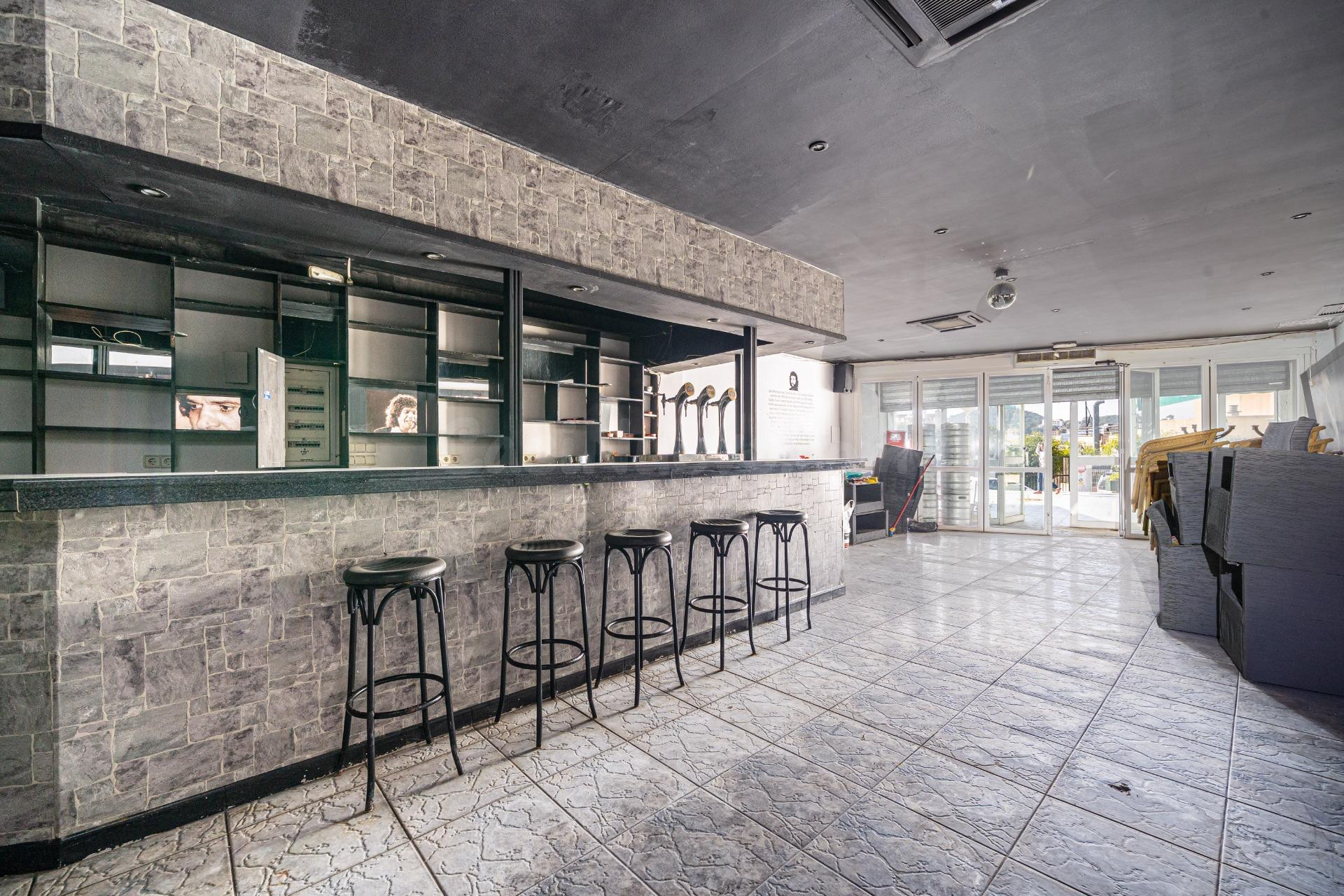 Se vende local comercial en Santa Ponsa con gran terraza y p