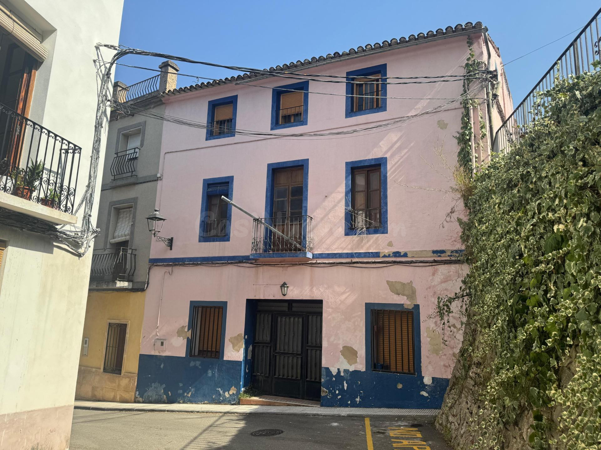Casa de pueblo con patio interior y 234 m2 para crear tu pro