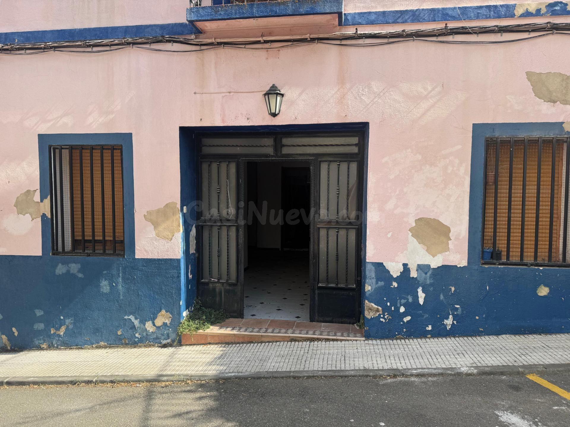 Casa de pueblo con patio interior y 234 m2 para crear tu pro - foto 2