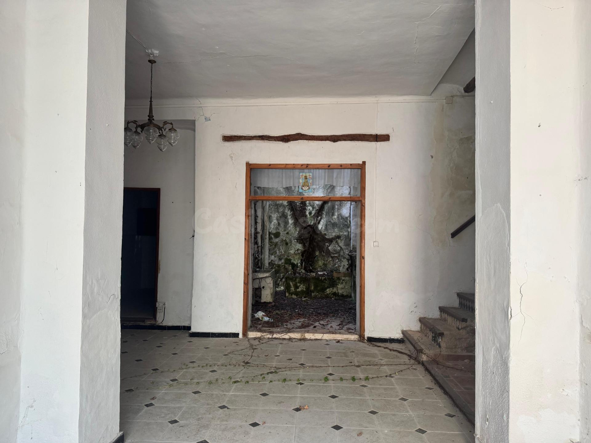 Casa de pueblo con patio interior y 234 m2 para crear tu pro - foto 3