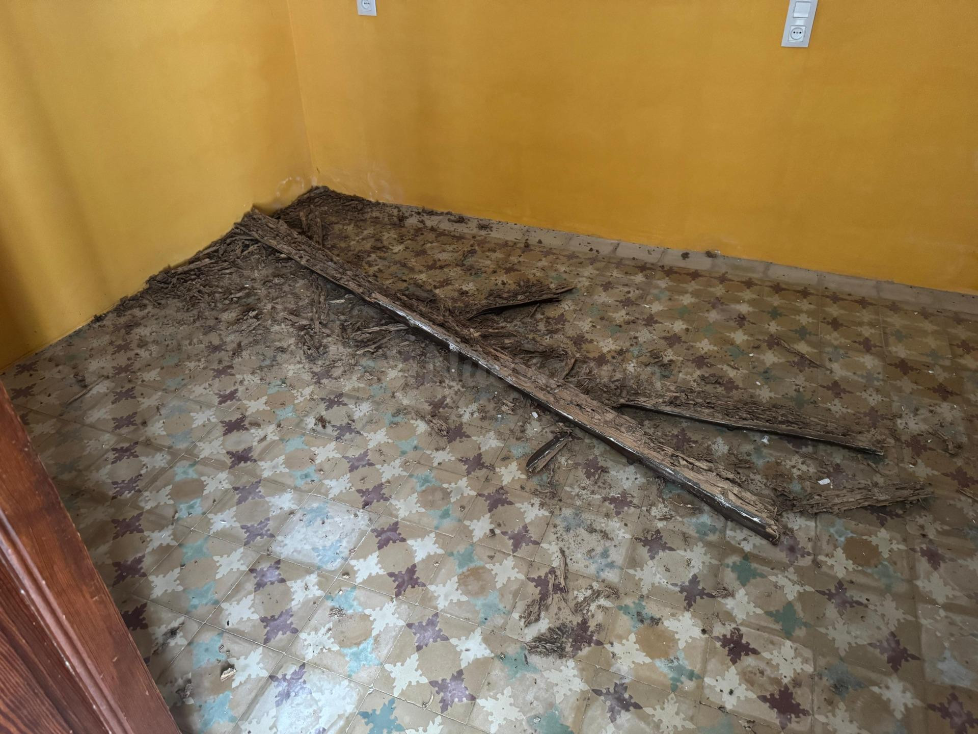Casa de pueblo con patio interior y 234 m2 para crear tu pro - foto 4