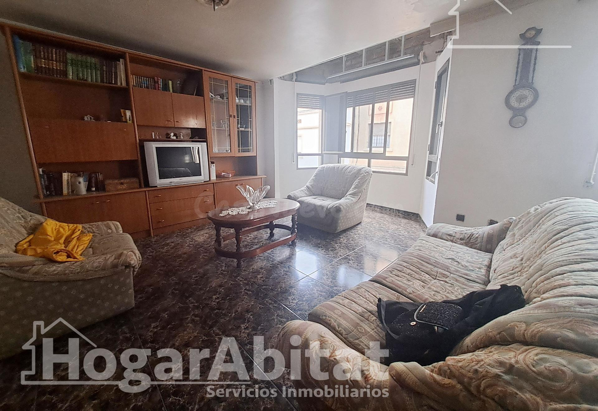 ¡DOS EN UNO! AMPLIA CASA CON GARAJE, TERRAZA Y TRASTERO, Y LOCAL COMERCIAL CON TERRAZA