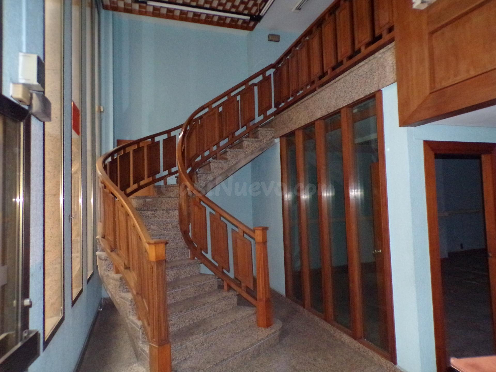 Local con Altillo en Zona de Alto Tráfico: ¡Ideal para tu Ne
