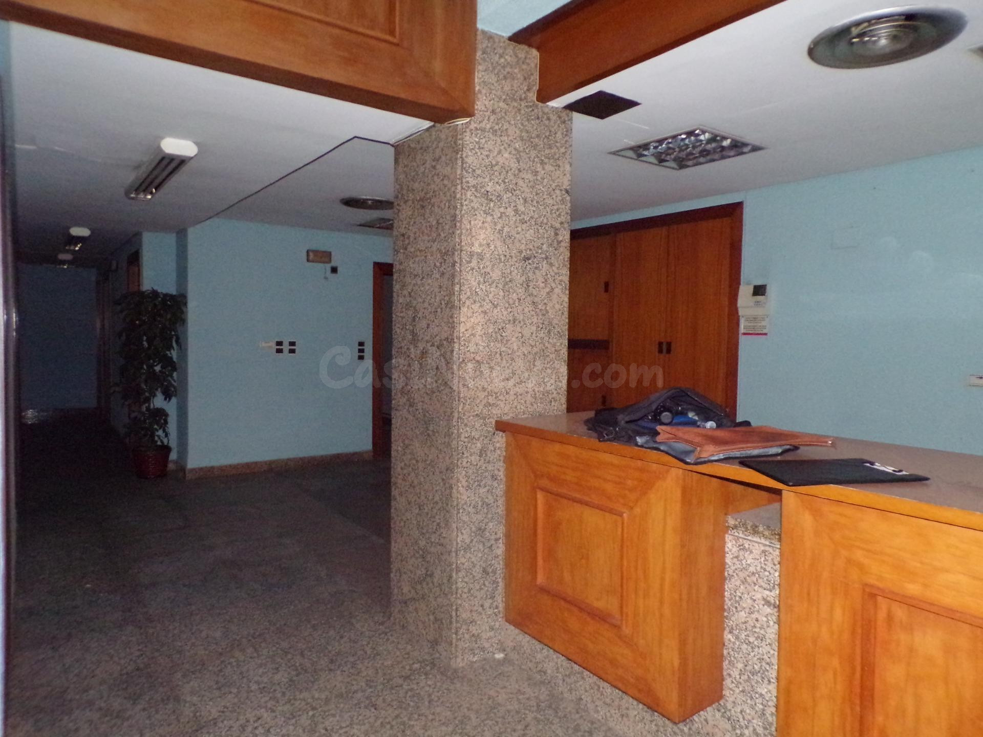Local con Altillo en Zona de Alto Tráfico: ¡Ideal para tu Ne - foto 2