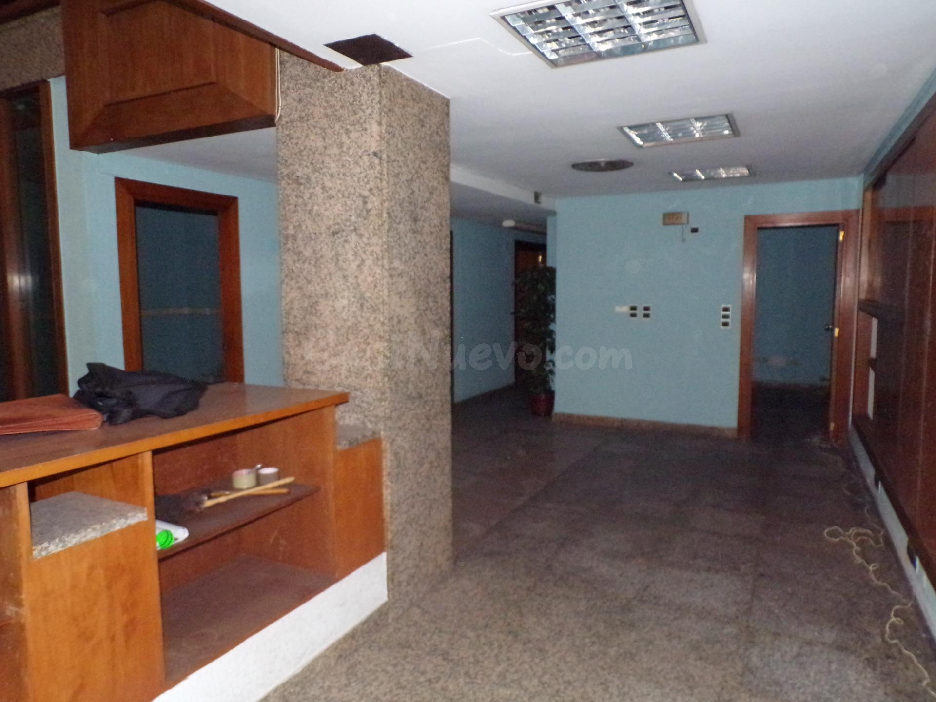 Local con Altillo en Zona de Alto Tráfico: ¡Ideal para tu Ne - foto 3