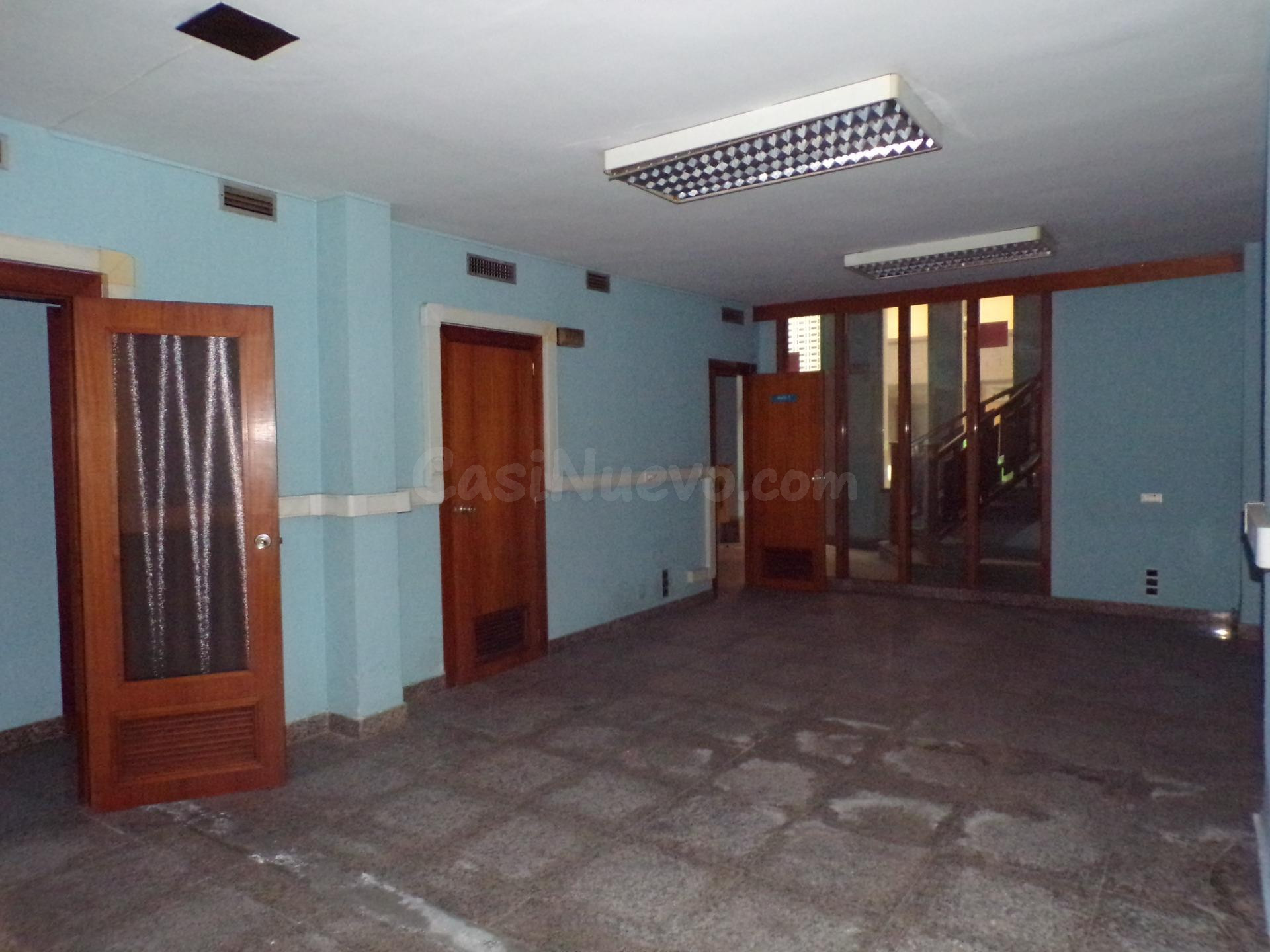Local con Altillo en Zona de Alto Tráfico: ¡Ideal para tu Ne - foto 4