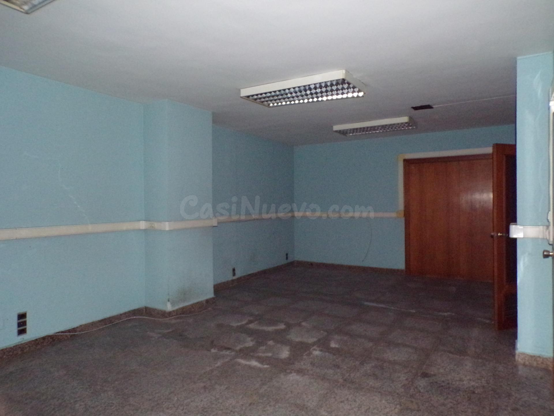 Local con Altillo en Zona de Alto Tráfico: ¡Ideal para tu Ne - foto 5