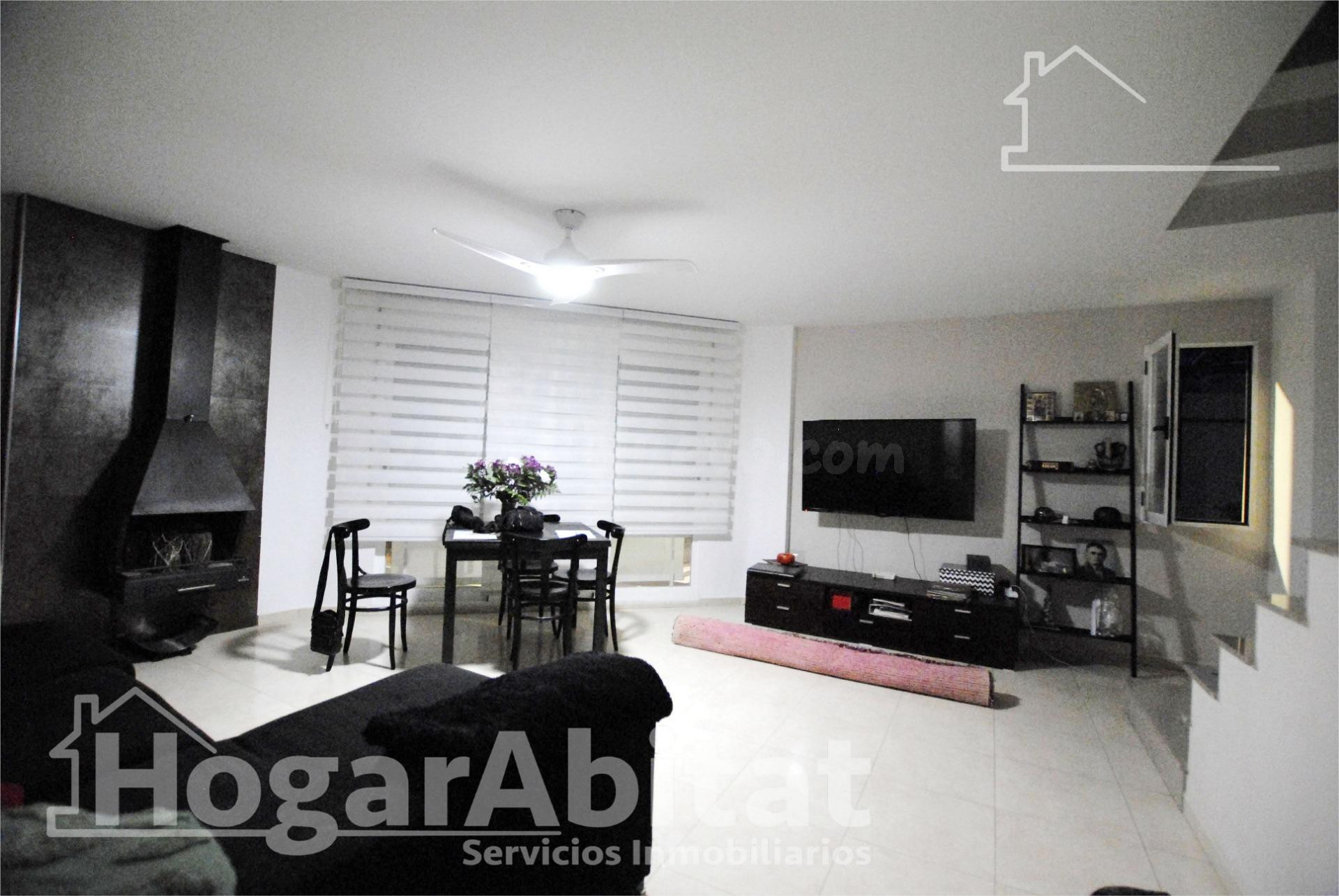 AMPLIA CASA ADOSADA CON TERRAZA Y BALCÓN CERCA DEL AYUNTAMIE - foto 2