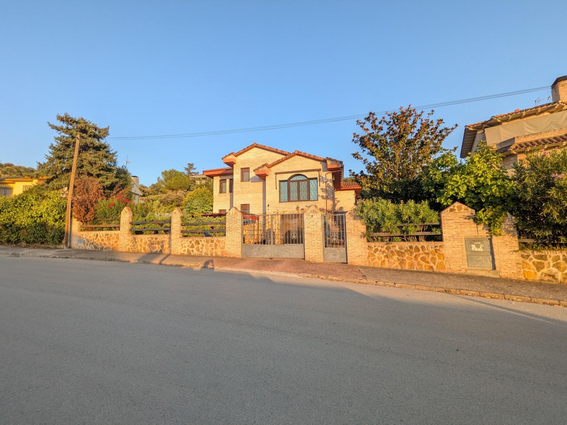 VENTA CHALET URBANIZACION SOTOLARGO. VALDEAVERUELO