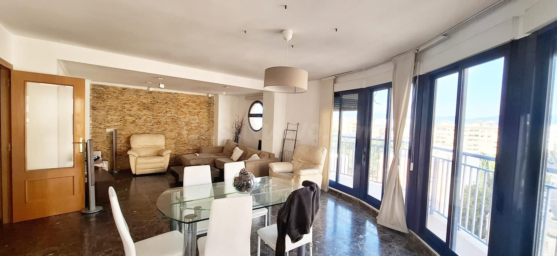 ¡Impresionante Ático Dúplex de 4 habitaciones y 3 baños con trastero.