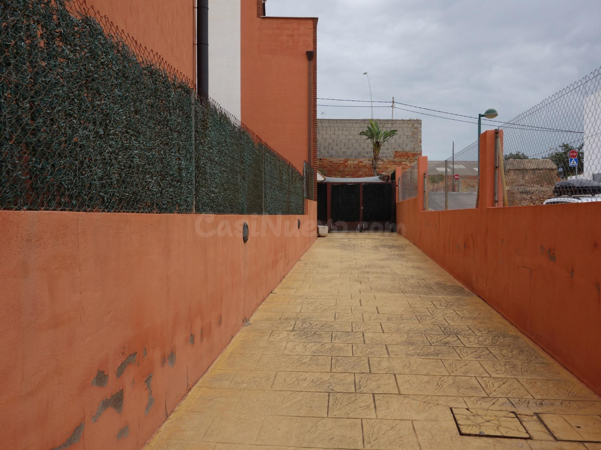 Chalet de 3 habitacions y 3 baños con parking en Almazora - foto 4