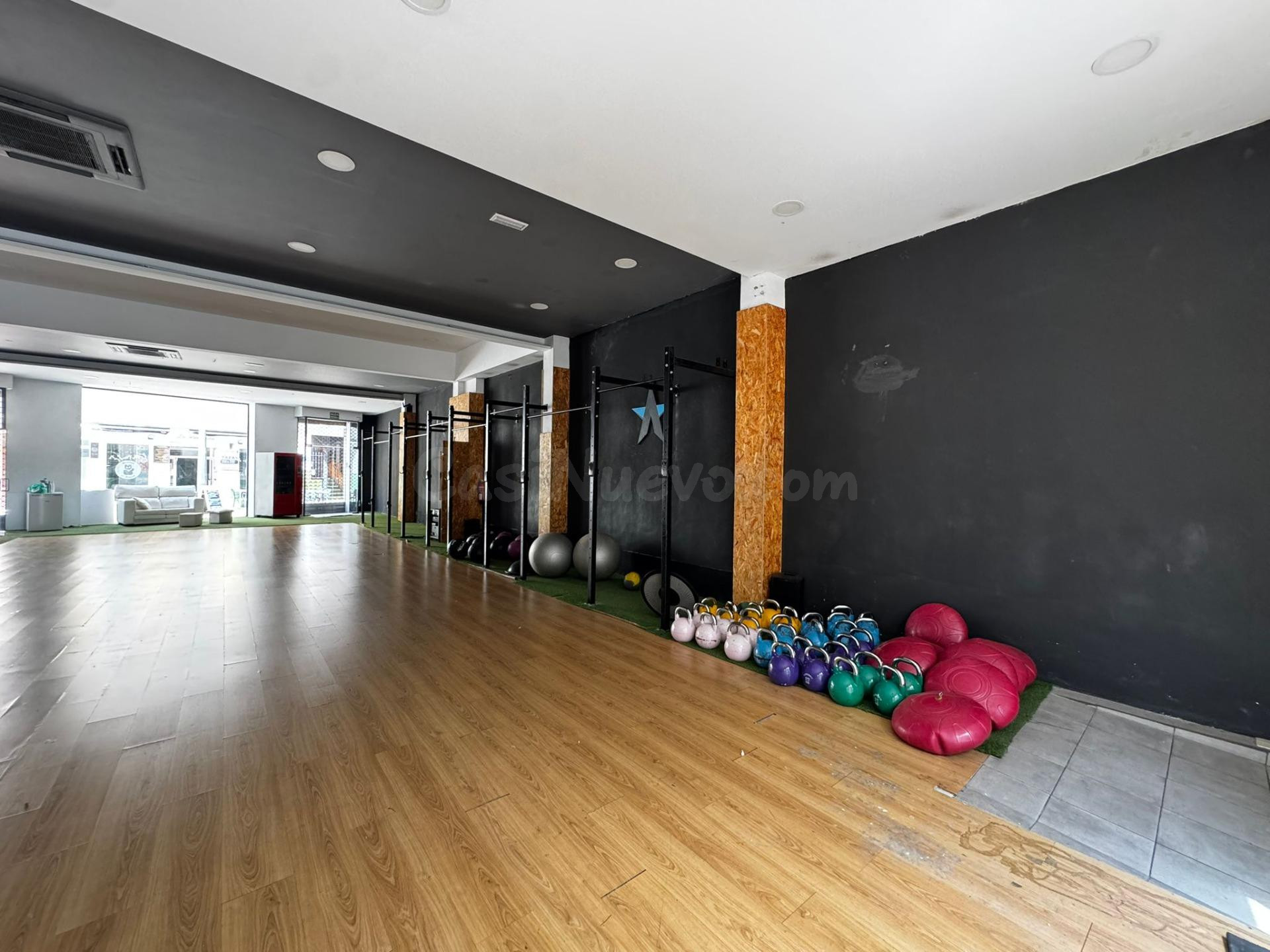 Edificio exclusivo en pleno corazón de Gandía: visibilidad, amplitud y prestigio para tu negocio - foto 4