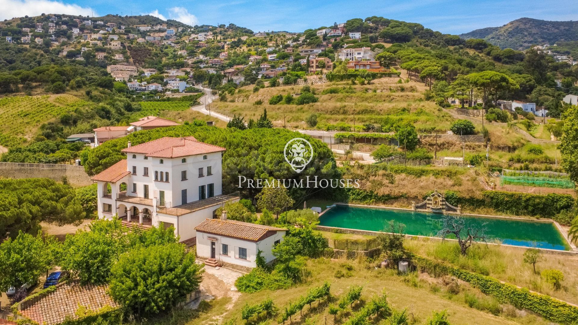 Fantástica finca centenaria con piscina en venta en el centr