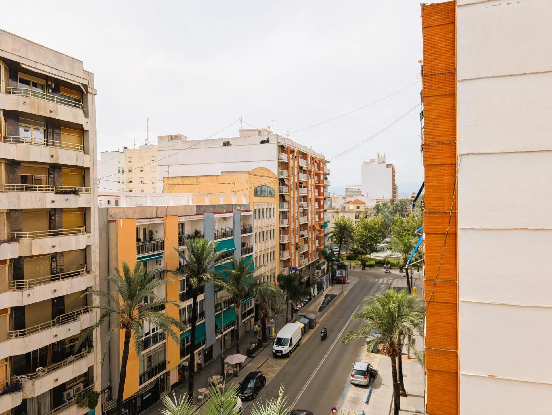 Amplia vivienda para reformar en pleno centro de Gandía - foto 2