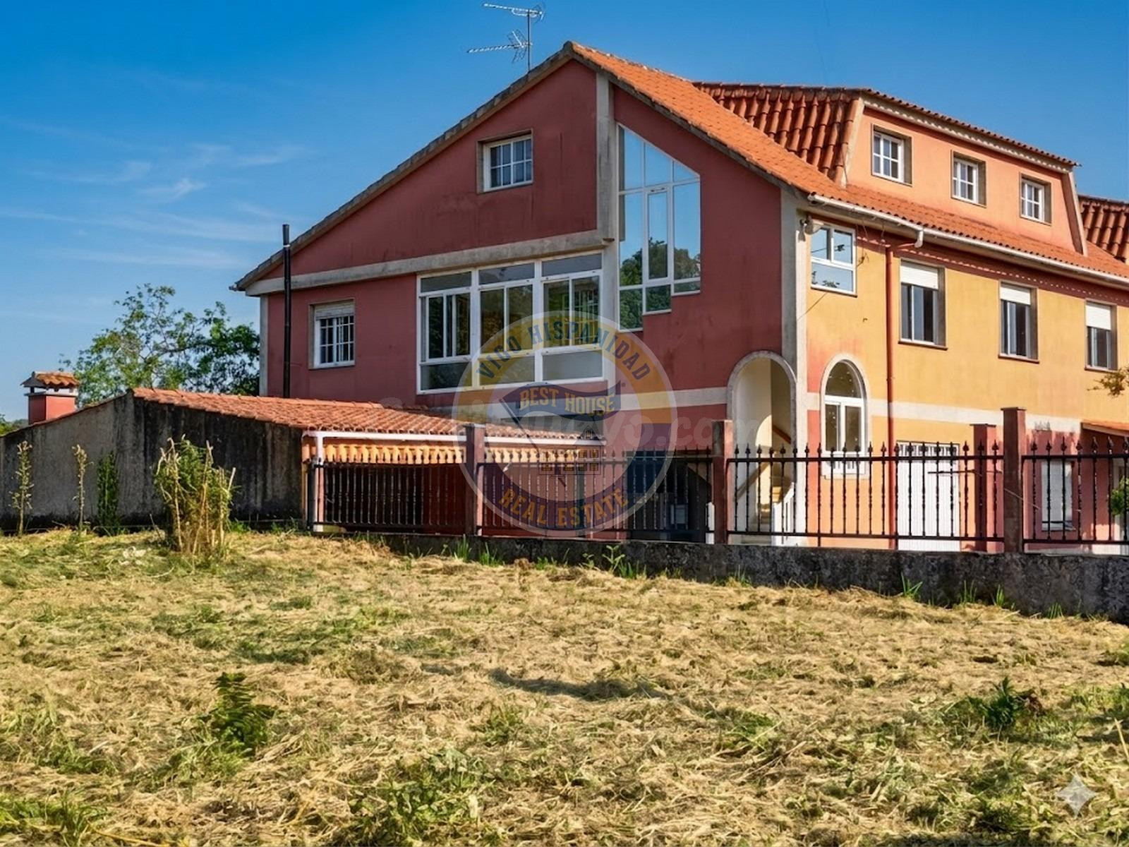 Casa pareada de tres plantas con parcela en Candeán