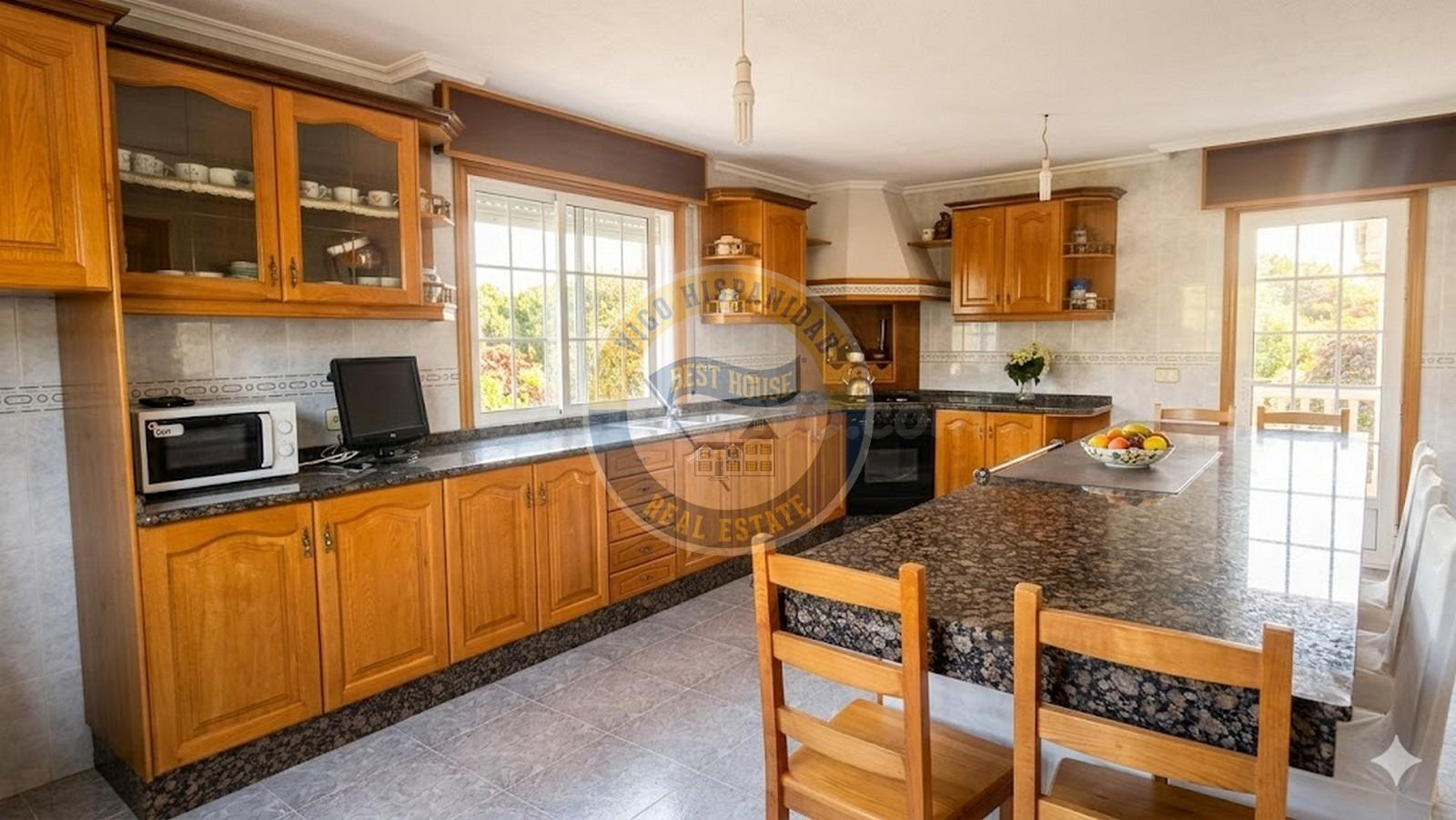 Casa pareada de tres plantas con parcela en Candeán - foto 2