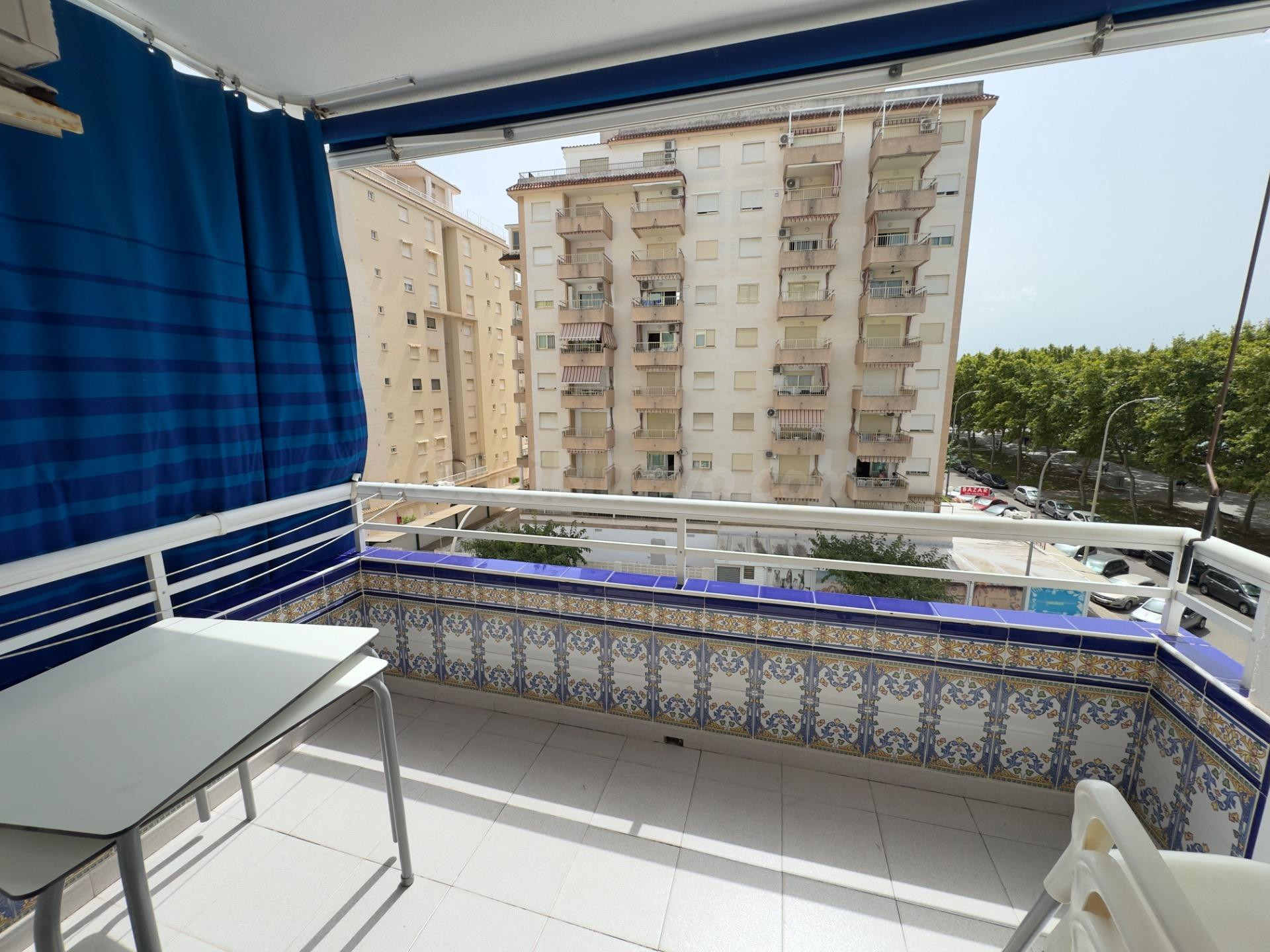Apartamento Semireformado en Playa de Gandia - Alquiler Temp - foto 3