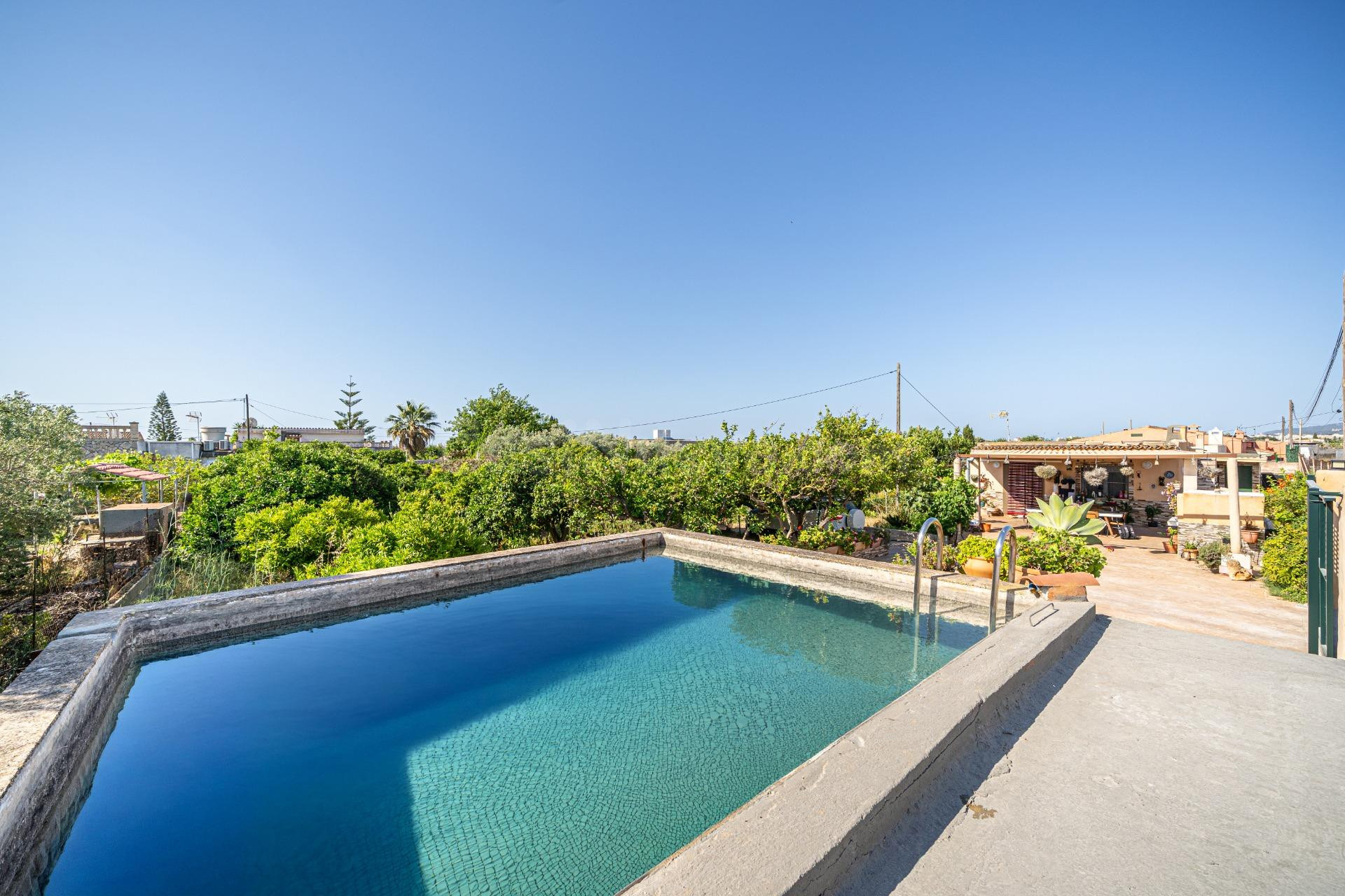 Finca rústica reformada con cédula, porche, piscina y huerto