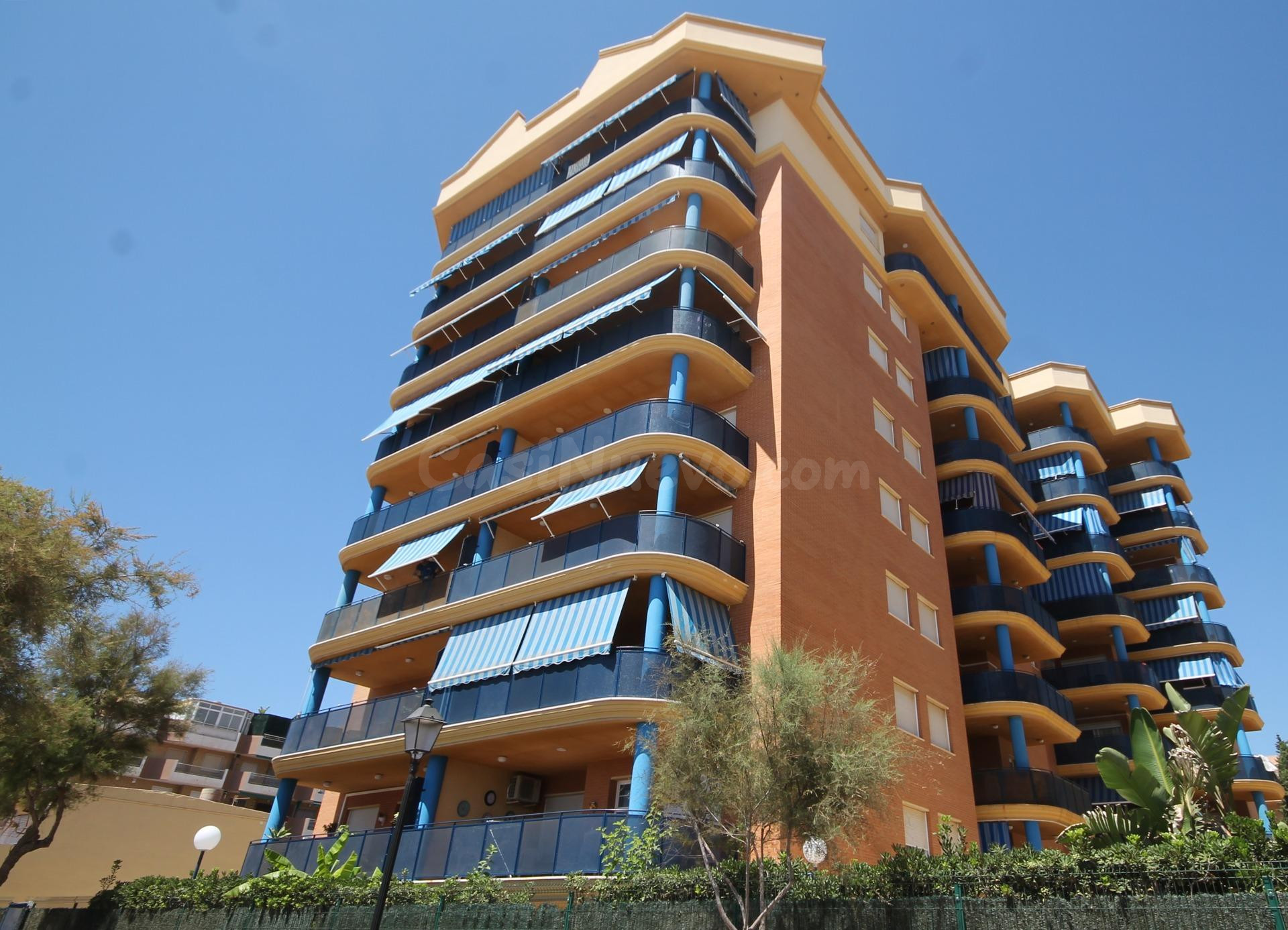 Piso de dos dormitorios, terraza, garaje y piscina en Fuengi