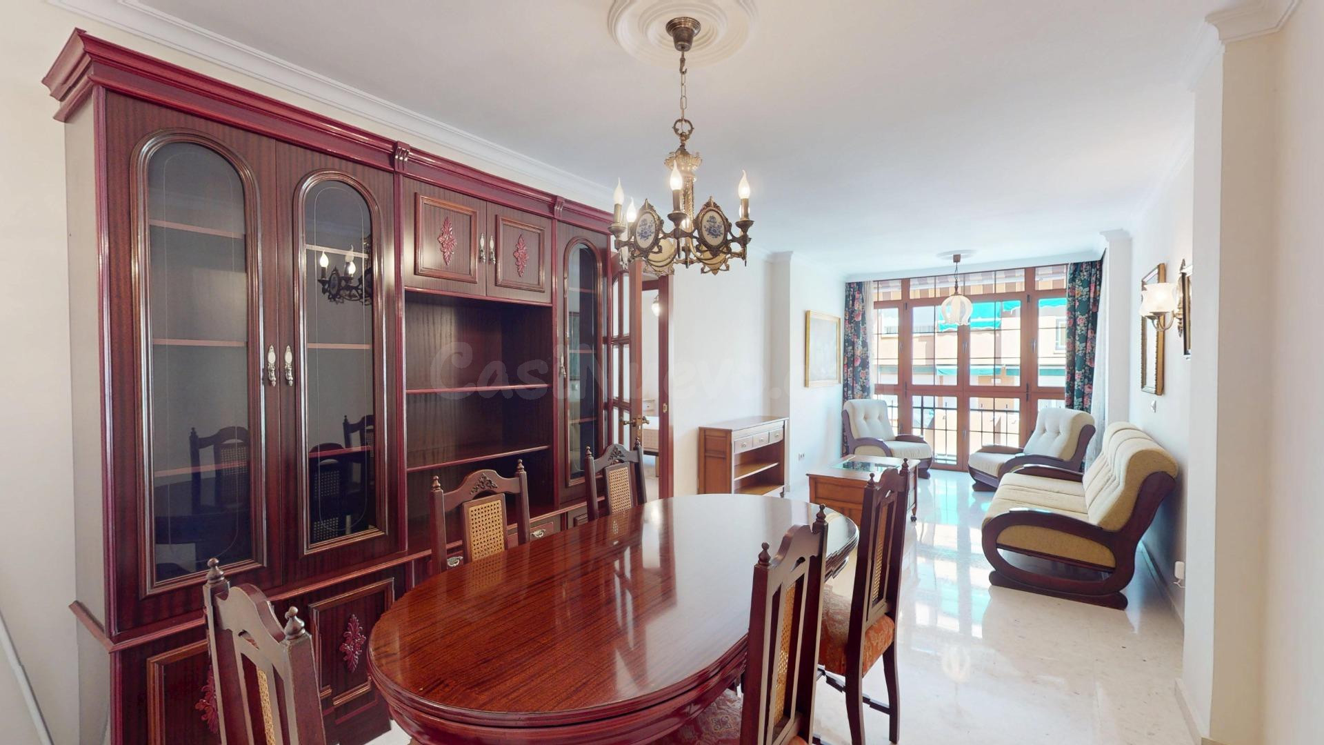 Piso reformado en venta en el centro de Fuengirola, a solo 5 - foto 2
