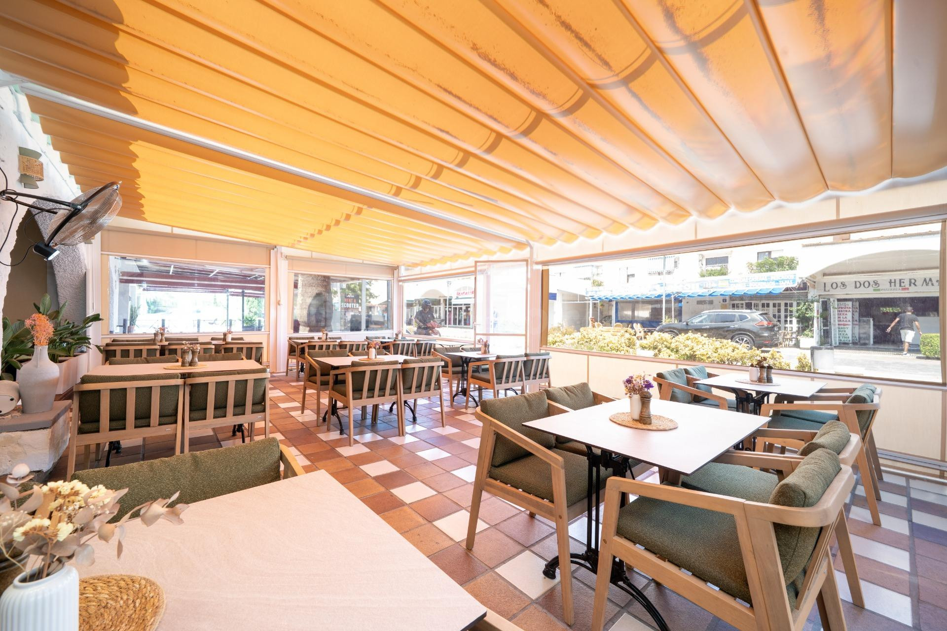 Traspaso de restaurante reformado, con licencia, salida de h - foto 2