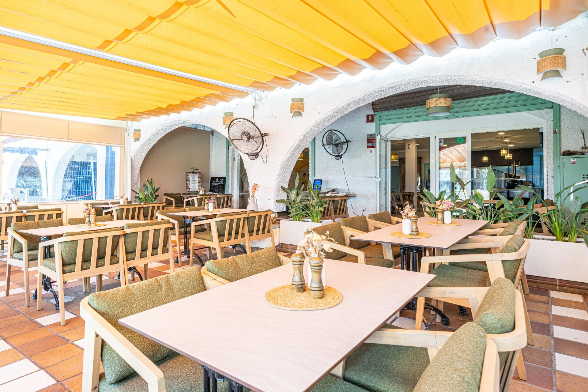 Traspaso de restaurante reformado, con licencia, salida de h - foto 4