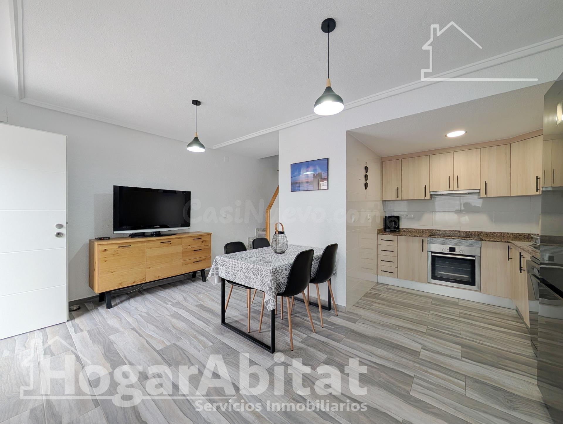 ¡PRIMERA LÍNEA DE PLAYA! PRECIOSA CASA REFORMADA EN RESIDENCIAL CON TERRAZA Y PARKING