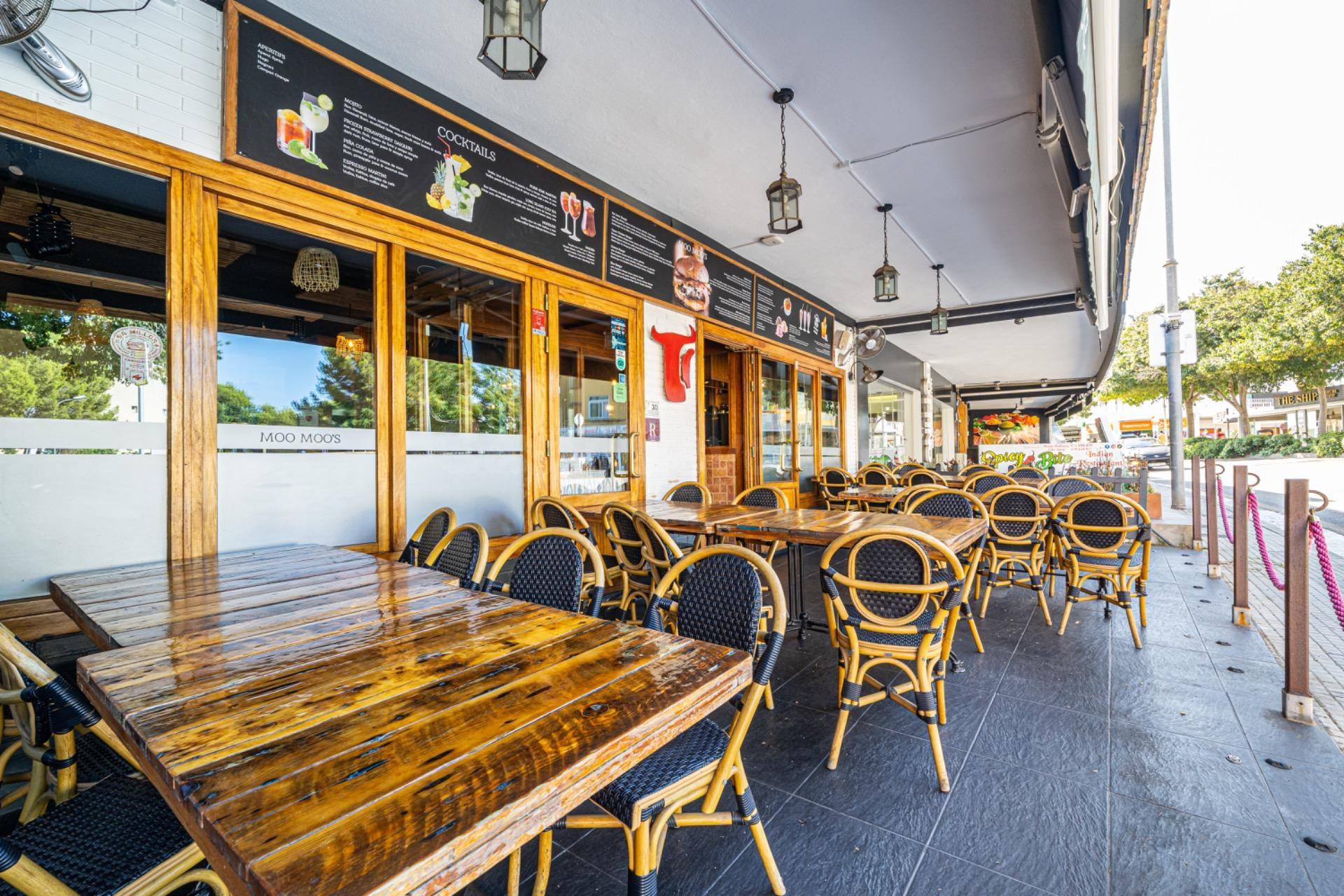 Traspaso Restaurante "Moo Moo's" con licencia, salida de hum