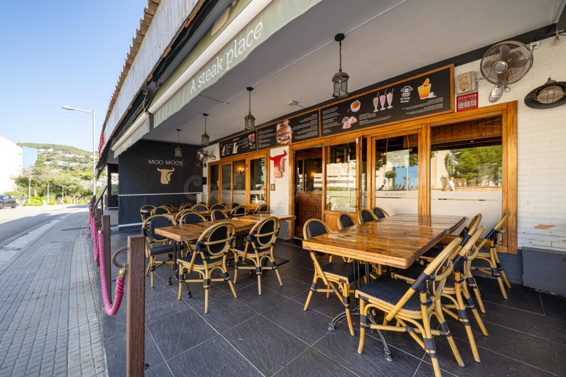 Traspaso Restaurante "Moo Moo's" con licencia, salida de hum - foto 2